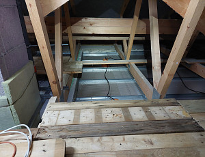 Zateplení stropu novostavby pomocí foukané izolace